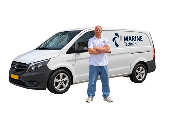 Thijs Koffeman bij de werkbus van Marine Technics